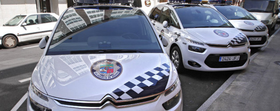 La Policía Local recibe los tres coches oficiales para patrullar