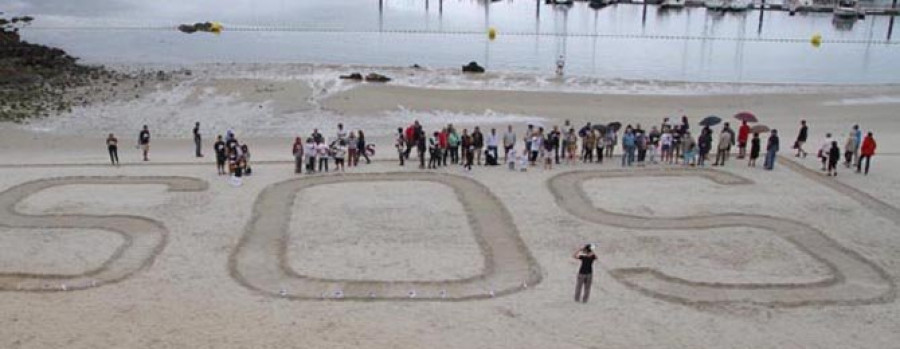 SOS Panadeira reúne a 200 personas en la concentración en defensa de la playa