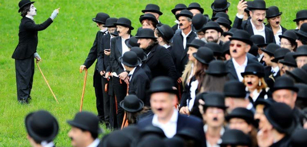 Casi setecientos bigotes para celebrar el 128 cumpleaños de Chaplin