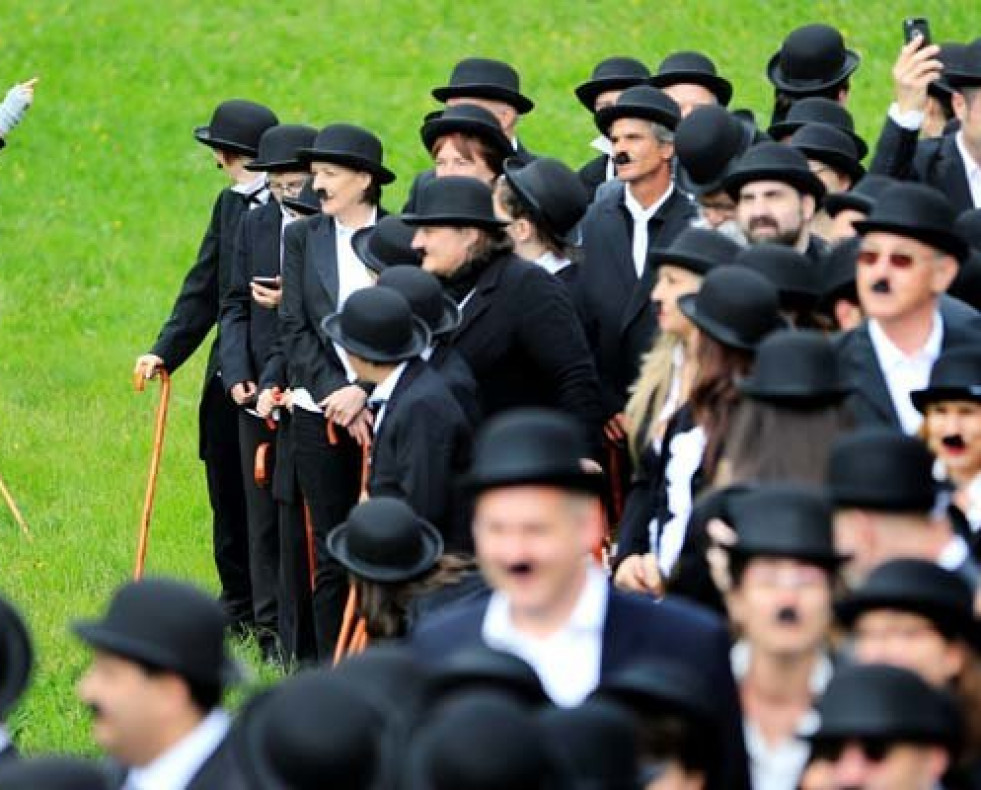 Casi setecientos bigotes para celebrar el 128 cumpleaños de Chaplin