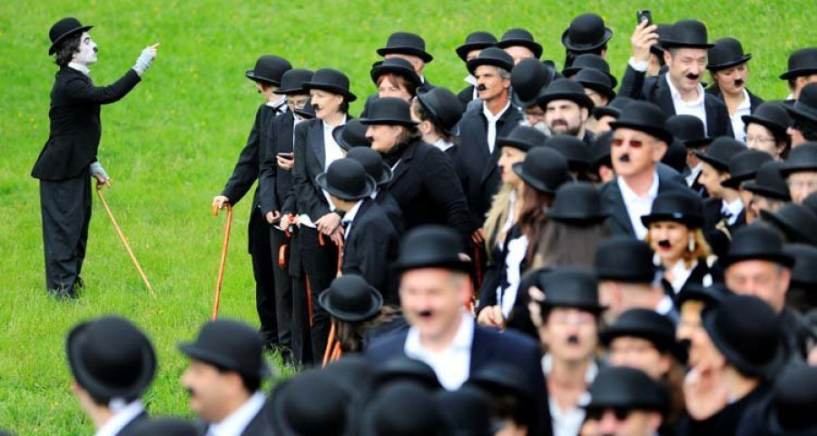 Casi setecientos bigotes para celebrar el 128 cumpleaños de Chaplin