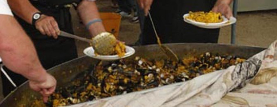 CAMBADOS - Castrelo volvió a triunfar con su paella gigante con productos de la zona