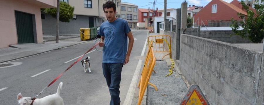 RIVEIRA - Denuncian seis roturas de la tubería del agua en una semana en la Rúa Mestre Sans Ortega