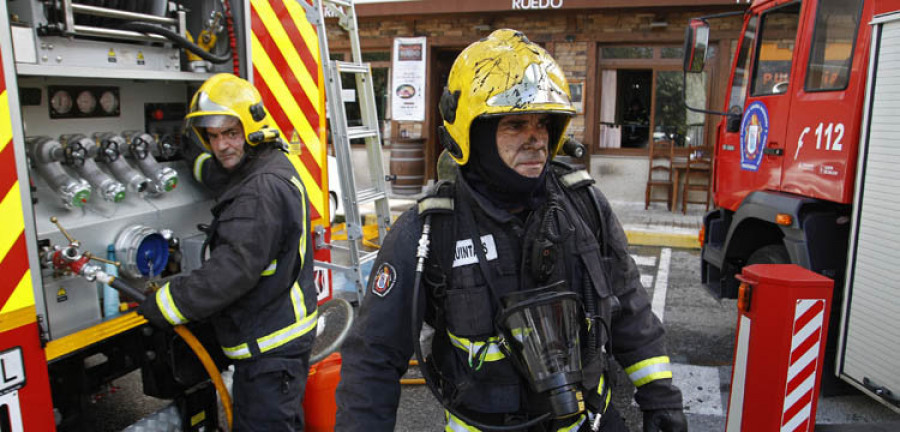 El fuego destruye parte de un asador y recluye a vecinos de dos edificios