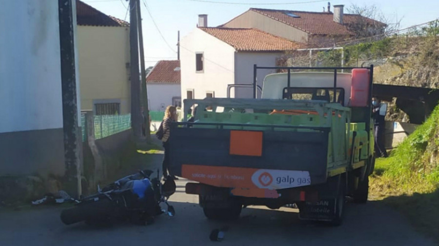 Fallece un joven de Ribeira en un accidente entre su moto y un camión de bombonas