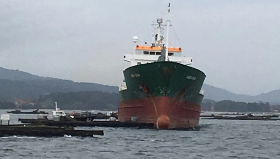 El barco frigorífico "Green Ocean" se aproxima a una zona de bateas frente a O Chazo tras sufrir una avería