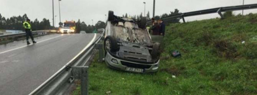 Un herido tras un aparatoso vuelco en la salida de la autovía do Salnés