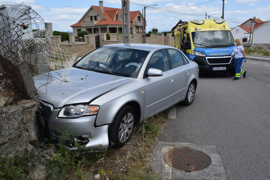 Heridos un hombre al caerse de una moto en A Pobra y una mujer en una salida de vía en Ribeira