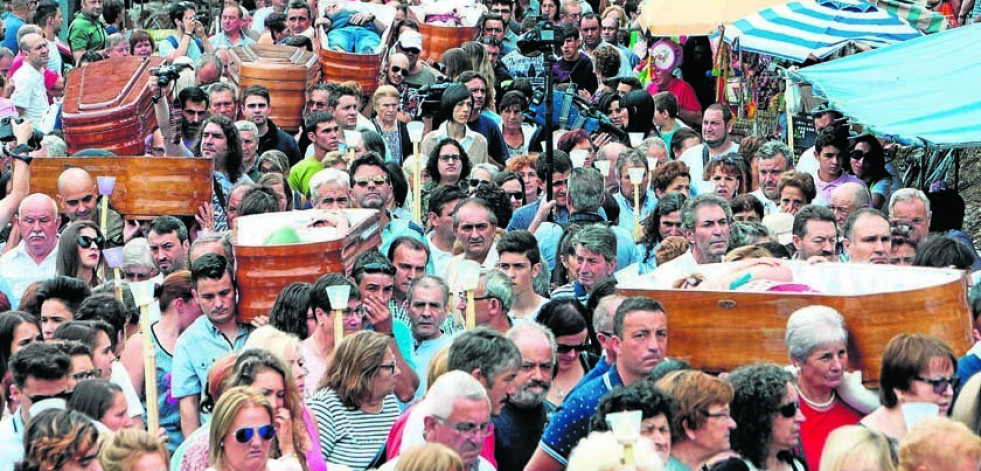 La procesión de ataúdes en Santa Marta de Ribarteme