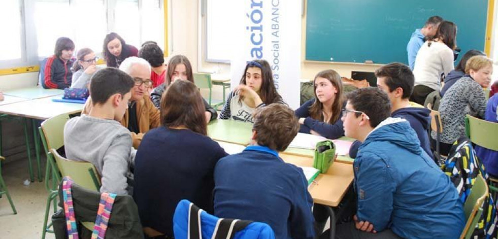 Abuelos y nietos “falan da emigración” en las aulas