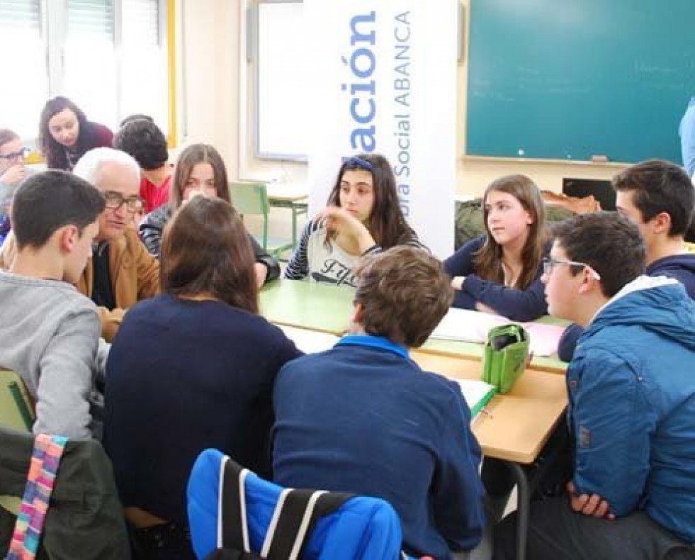 Abuelos y nietos “falan da emigración” en las aulas