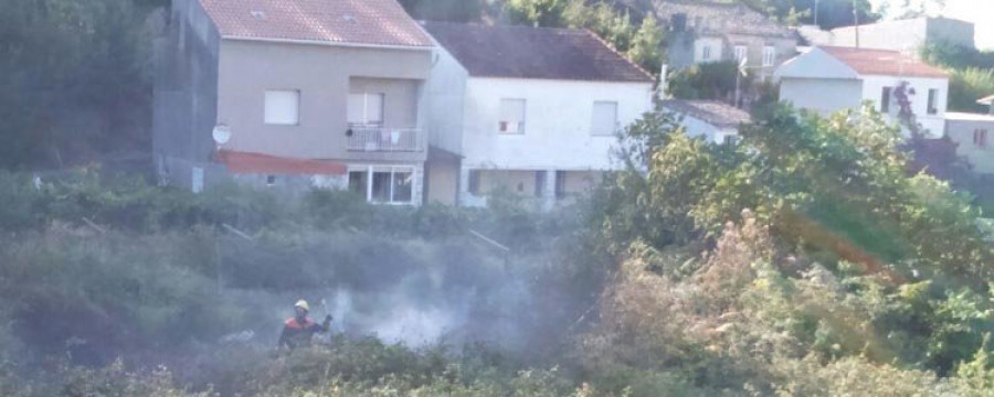 Los vecinos ayudan con mangueras a sofocar un fuego que amenazaba a las casas en Meloxo