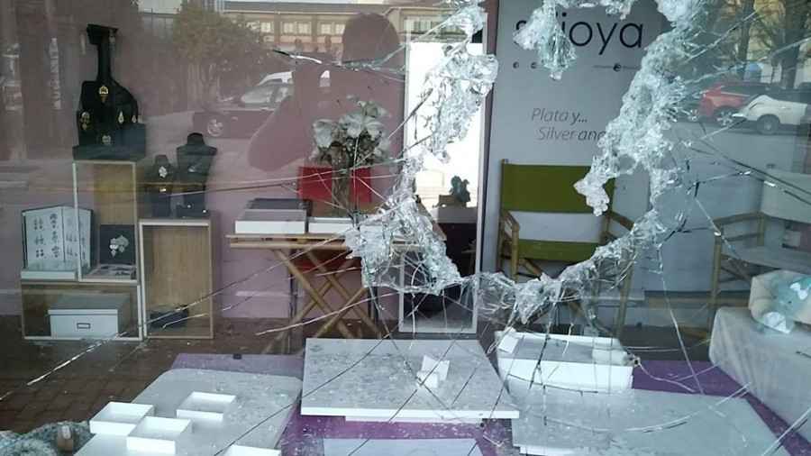 Roban más de 4.000 euros en joyas del escaparate de un local en Vilanova