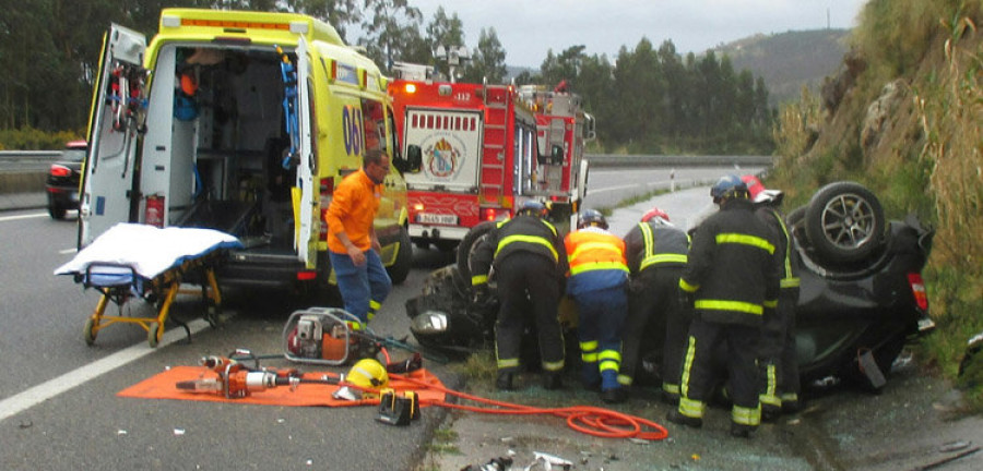 RIVEIRA - Evacuado en UVI Móvil al Clínico el acompañante de un coche que volcó en la autovía, en Palmeira