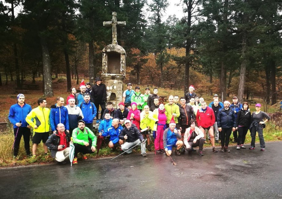 La X Andaina de Nadal de Padrón hasta Rianxo sirve para el envío de una postal entre ambos pueblos