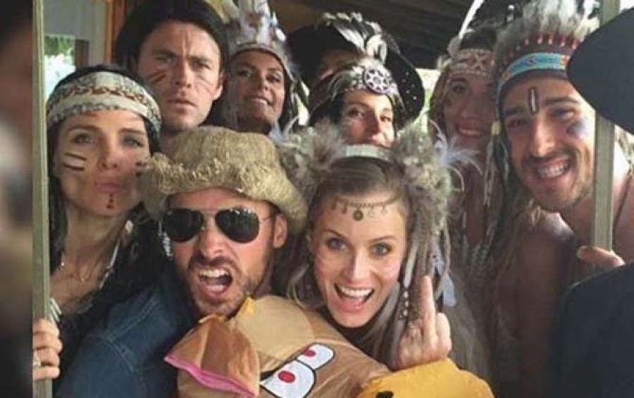 Elsa Pataky y Chris Hemsworth despiden en Australia vestidos de indios el 2015