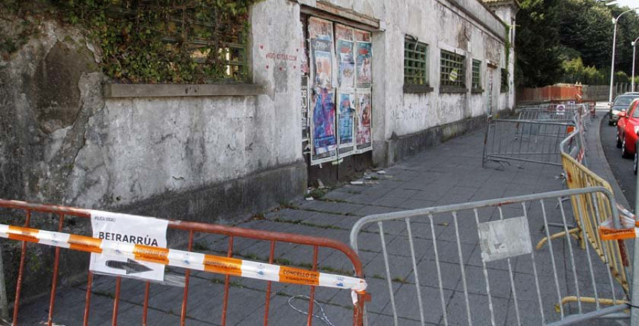 El riesgo de derrumbe de un edificio obliga a cortar una acera