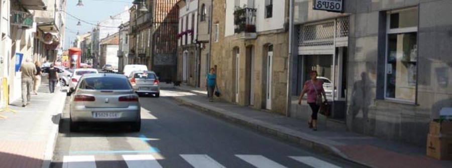 PONTECESURES-Los comerciantes recogen firmas contra los pasos elevados en el centro de la villa