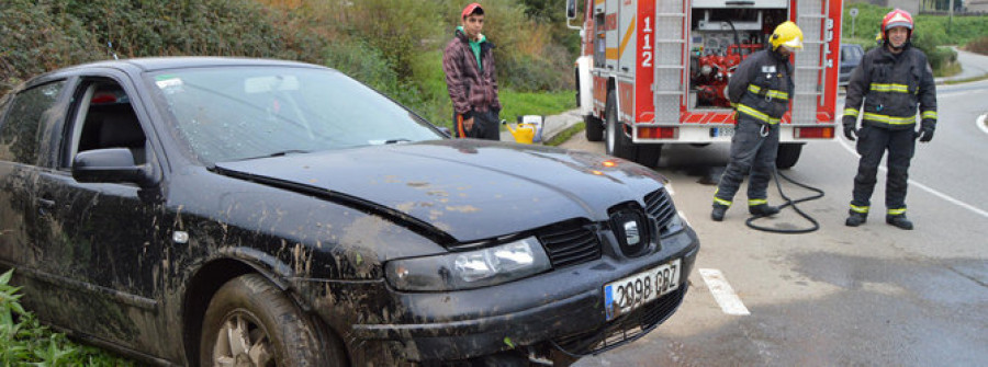 RIVEIRA - Una joven resulta herida en una salida de vía en el vial de Fontao a Deán Grande