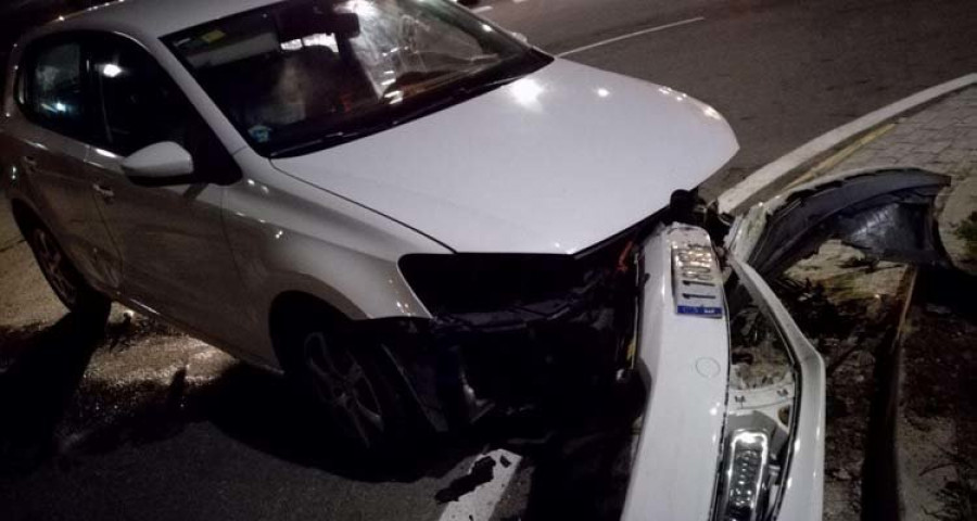 Heridas dos mujeres al impactar su coche con la rotonda de As Carolinas