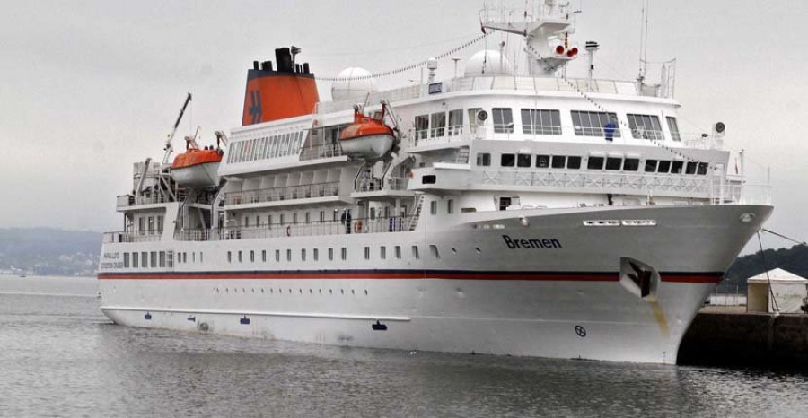 El Puerto de Vilagarcía recibió ayer un crucero con 155 pasajeros y 99 tripulantes