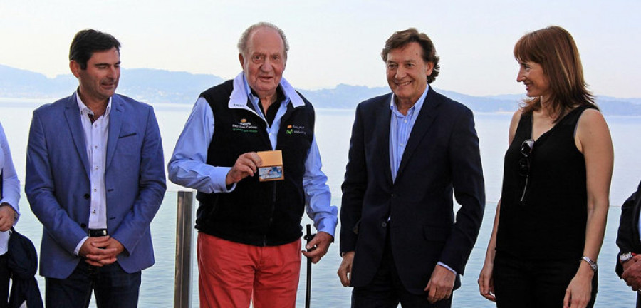 El Rey Juan Carlos recibe la licencia de honor de vela en el Real Club Náutico de Sanxenxo