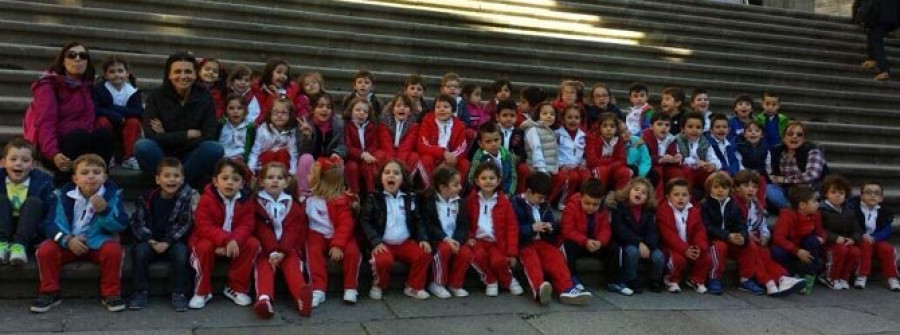 RIVEIRA - Alumnos de infantil del Galaxia disfrutan de la función “Pedro e o lobo” en Santiago