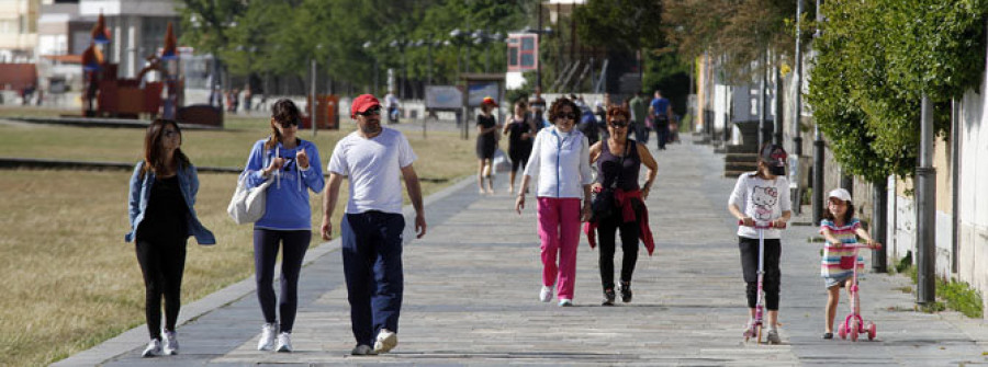 El Concello inicia el “parcheo”  de baldosas en el paseo marítimo