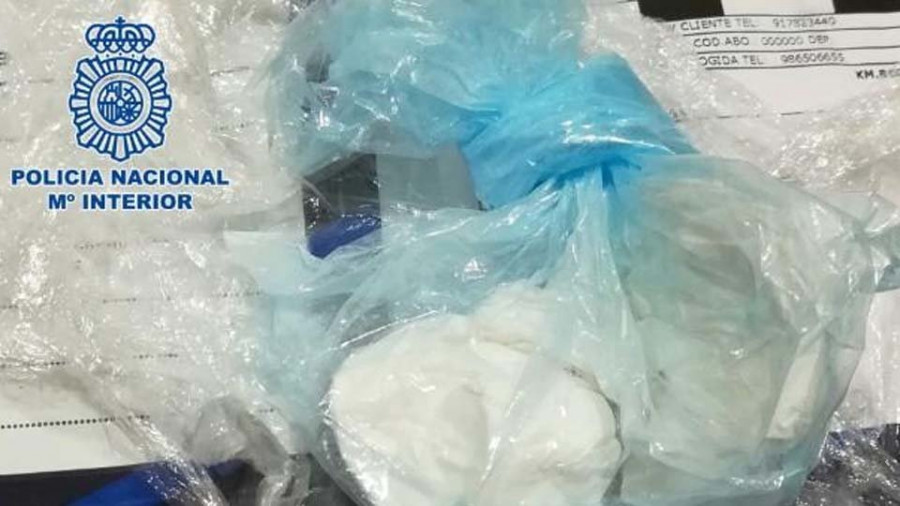 La Policía detiene a dos jóvenes vilagarcianos que enviaban cocaína  a Madrid a través  de correo postal
