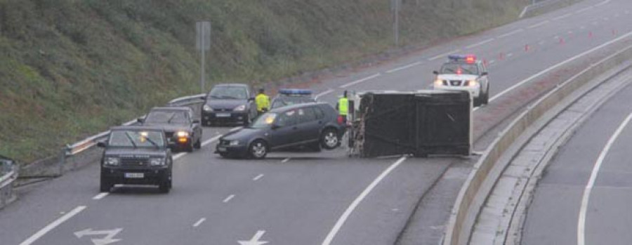 SANXENXO - El vuelco de una caravana obliga a cerrar de manera parcial y durante unas horas un carril de la Autovía