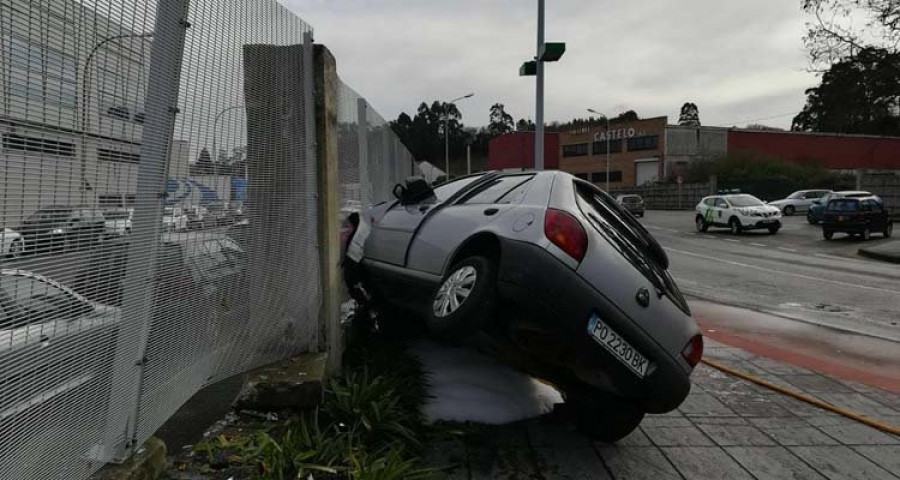 Herido un conductor tras salirse de vía y subirse a la acera en la curva de Canelas