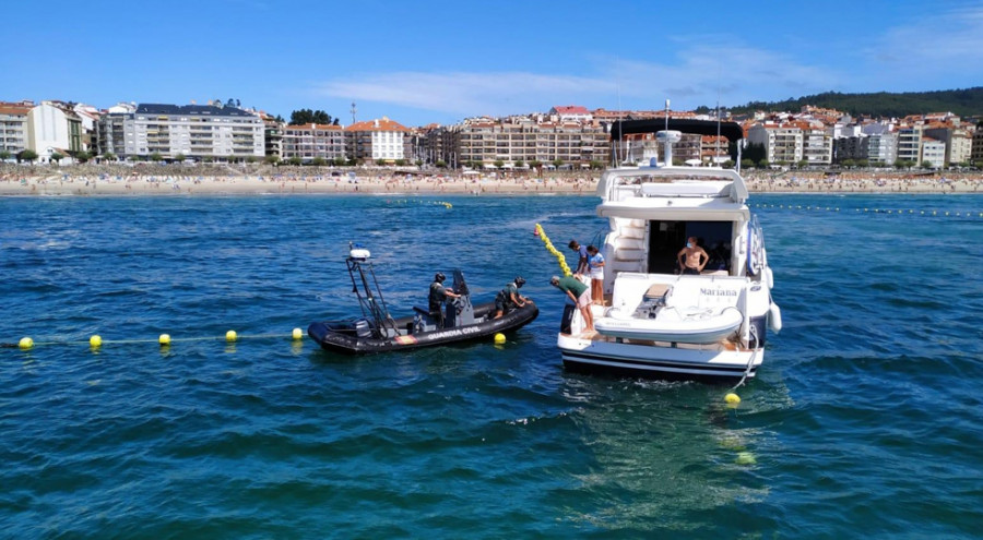 La Guardia Civil remolca dos barcos de recreo por una avería y un enganche al balizamiento de Silgar