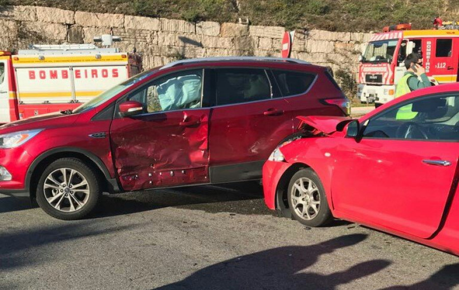 Herida una conductora boirense en un accidente de tráfico en una rotonda del vial AC-305 en Vilariño