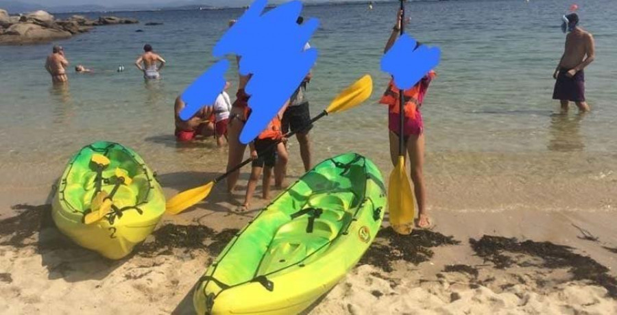 Roban cinco kayaks en la playa de Area Grande y pierden uno en Meis en la huida