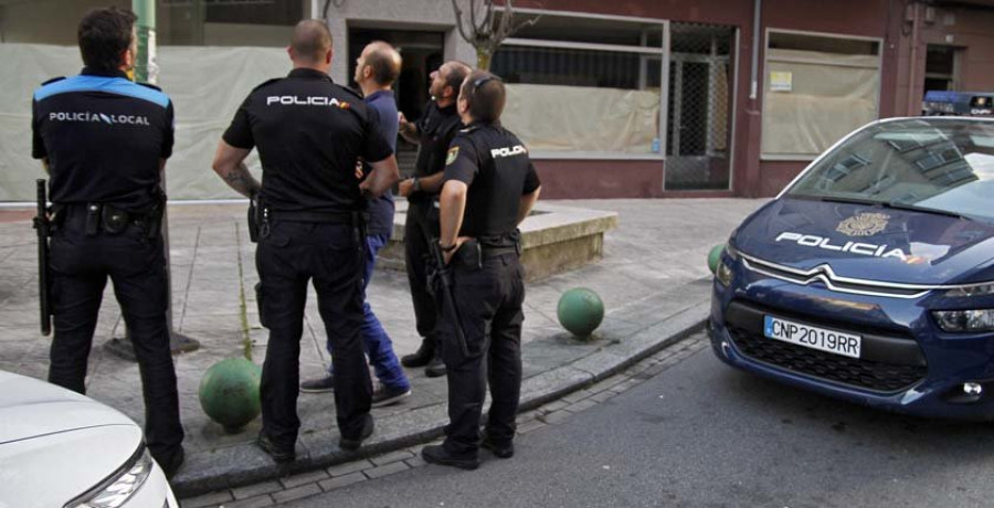 La falta de agentes en ambos cuerpos reduce las patrullas en Vilagarcía