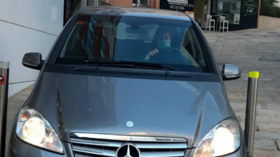 Una vecina de Sanxenxo reclama al Concello que facilite el paso a su garaje