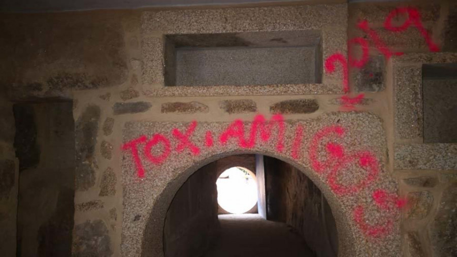 Realizan pintadas  con spray en la Aldea de los Grobbit e identifican  a una menor en A Toxa