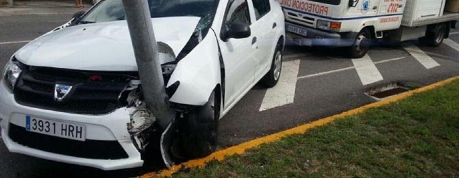 CAMBADOS - Una salida de vía en la  PO-549 deja un herido leve