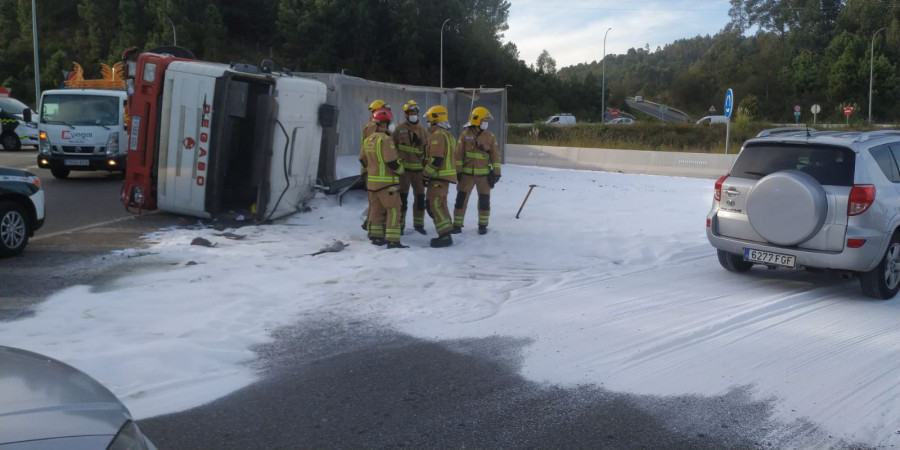 Un camión vuelca en la rotonda de San Simón y esparce su carga por el vial