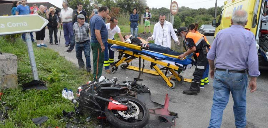 A POBRA - Un joven aguiñense sufre un grave accidente con su moto al salirse de la vía y chocar con un muro en Caíños