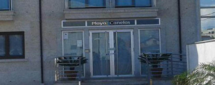 SANXENXO - Renuevan el precinto de los Apartamentos Canelas a la espera de respuesta judicial