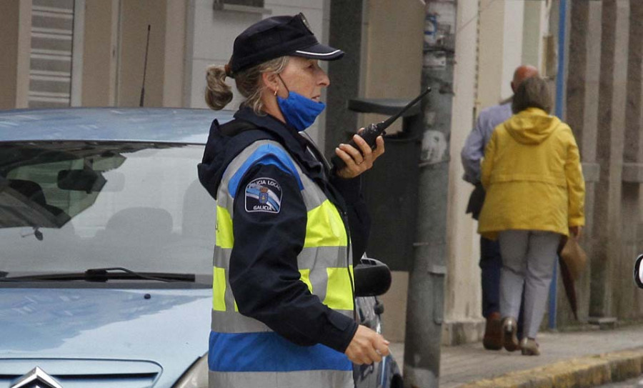 La Policía de O Grove desaloja un local, denuncia dos botellones y disuelve cinco fiestas en casas