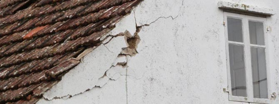 RIVEIRA-La caída de un árbol sobre el tendido eléctrico daña una vivienda en Sirves