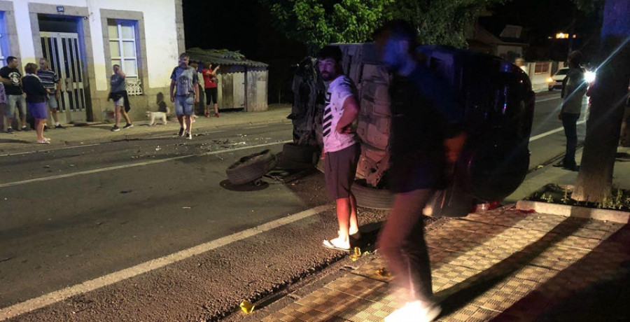 Tres personas resultan heridas en un choque con vuelco  entre dos turismos en Ribeira