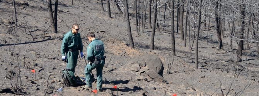 Un niño de cinco años sufre heridas graves al quemarse con la ceniza del incendio de Gata