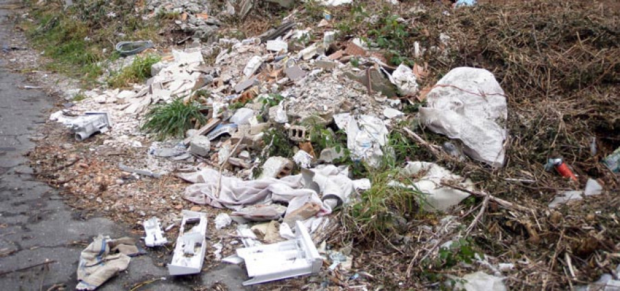 VALGA -  La limpieza de los márgenes de la N-550 destapa un vertedero ilegal en Setecoros