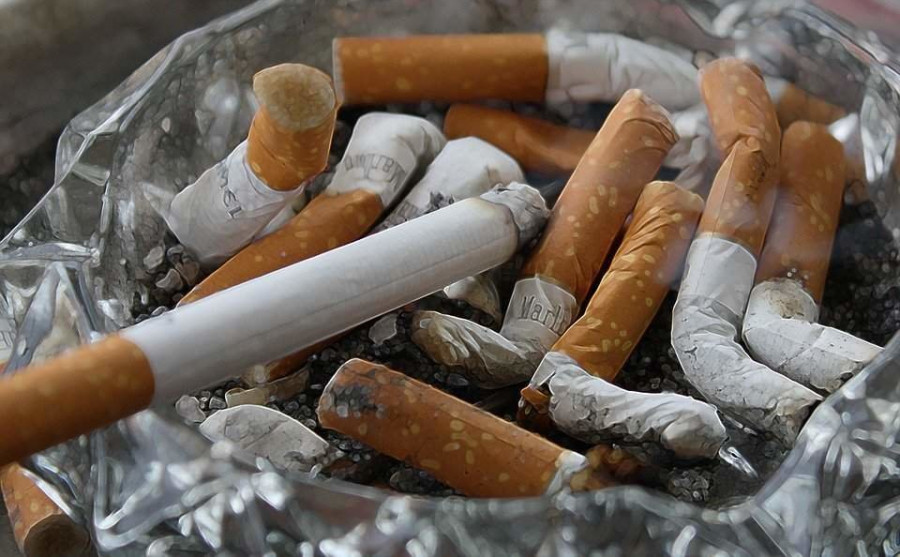 Un padre pierde la custodia de sus hijos por fumar ante ellos