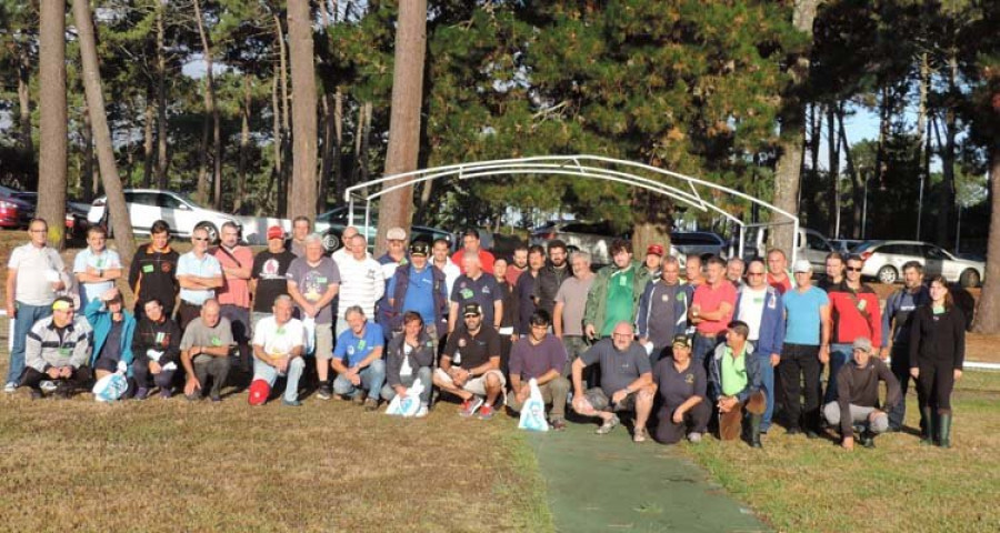 Más de medio centenar de deportistas participan en el undécimo concurso de pesca del club meco O Isco