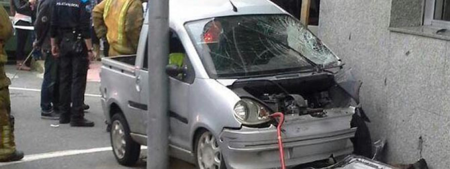 Un hombre resulta herido en O Grove al quedar atrapado por un coche que se salió de la vía