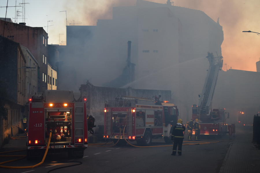 RIVEIRA - Arde por completo una casa "okupada" entre las calles Alexandre Bóveda y Canarias